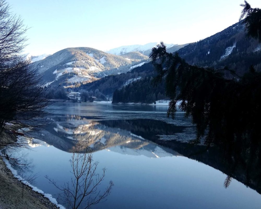 B lago montagna inverno